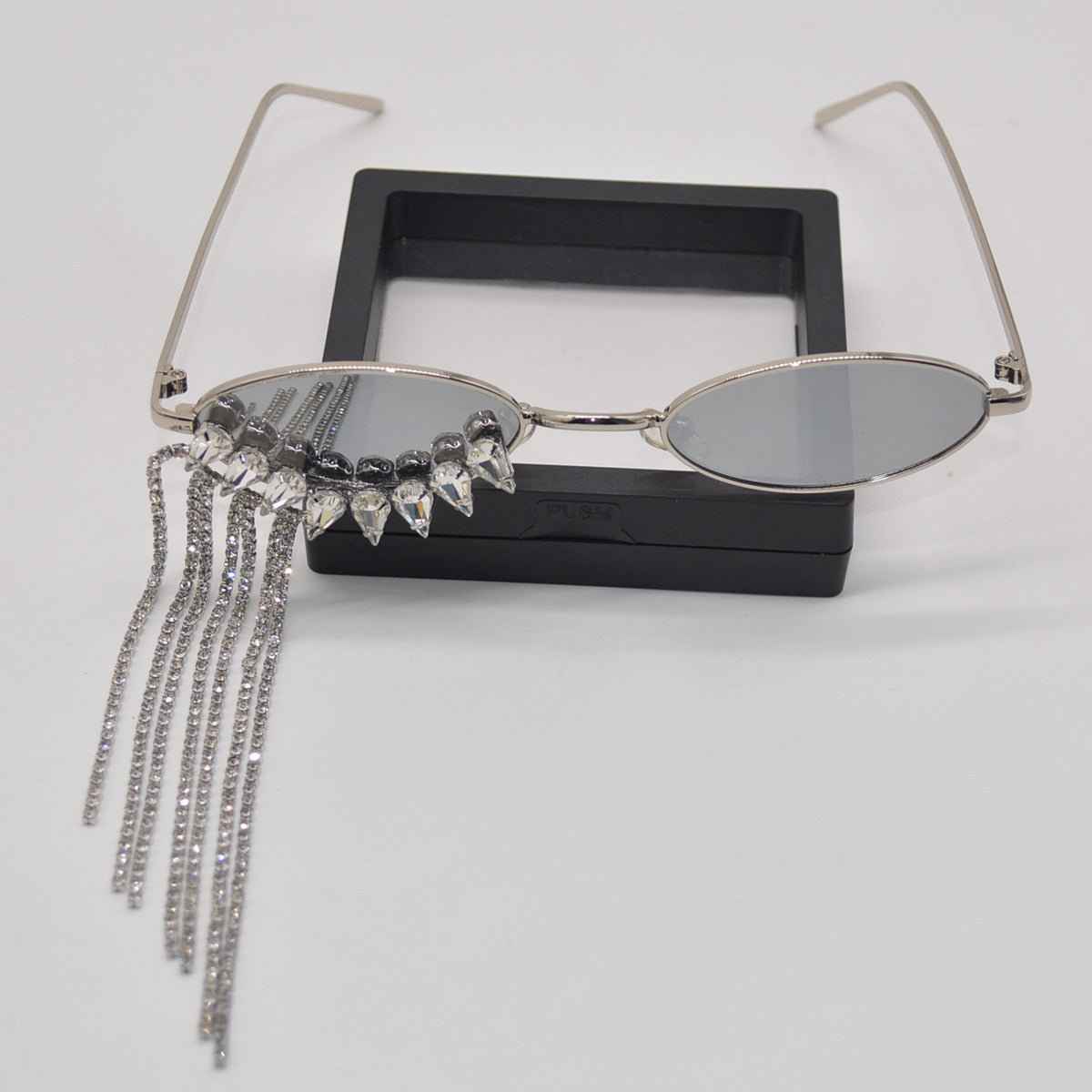 Korean-style Luxury Glamorous Rhinestone-tasseled Sunglasses With A Niche Designer-inspired Look