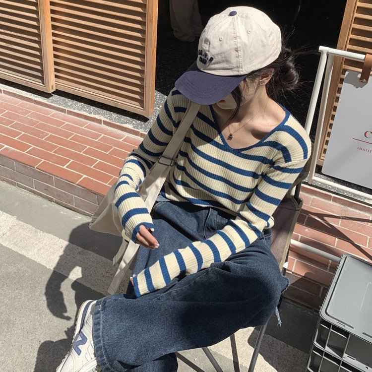 Womens V-neck Striped Knit Top With Long Sleeves